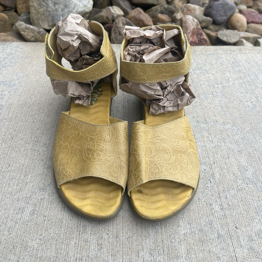 Groundhog Aken Leather Floral Embossed Sandals Ankle Strap Size 39 US 8.5 Yellow